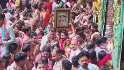 मथुरा: वृन्दावन: सपा के राष्ट्रीय महासचिव शिवपाल यादव बेटे सांसद आदित्य यादव के साथ पहुंचे बांके बिहारी की शरण