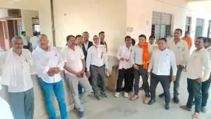 कोरांव: कोरांव के एसडीएम के स्थानांतरण को लेकर आठवें दिन भी अधिवक्ताओं की हड़ताल जारी, तालाबंदी कर की नारेबाजी