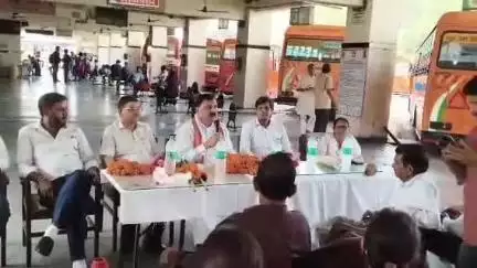 मुरादाबाद: बीजेपी महानगर अध्यक्ष ने रोडवेज नई बसों की सौगात मिलने पर लोगों से की चर्चा