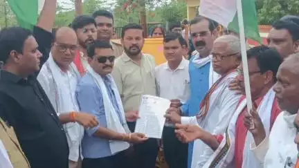 गुण्डरदेही: कांग्रेसियों ने गुण्डरदेही BEO कार्यालय का किया घेराव, युक्ति युक्तकारण के विरोध में राज्य सरकार पर साधे निशाने