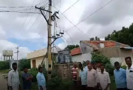 దోమకొండ: దోమకొండలోని విద్యుత్ ట్రాన్స్ఫార్మర్ల చుట్టూ కంచన వేయాలని విద్యుత్ అధికారులకు తెలిపిన దోమకొండ ఎంపీడీవో