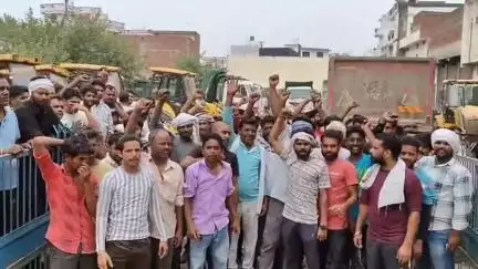 मुज़फ्फरनगर: नगर क्षेत्र में नई कूड़ा उठाने वाली कंपनी के खिलाफ सफाई कर्मियों ने किया विरोध प्रदर्शन, बाहरी कर्मचारियों का किया विरोध