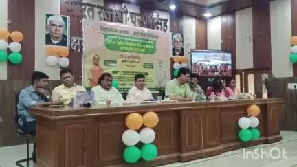 नजीबाबाद: नजीबाबाद में मुख्यमंत्री कृषक दुर्घटना कल्याण योजना के अंतर्गत आश्रित परिवार जनों को सहायता राशि के चेक बांटे गए