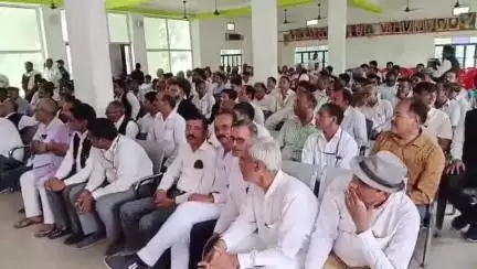 सिवान: सिवान शहर के अधिवक्ता संघ भवन में भाजपा सांसद मनन मिश्रा ने की प्रेस वार्ता