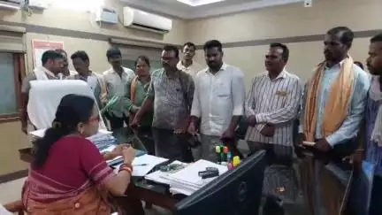 ବରଗଡ: ଜିଲ୍ଲାପାଳଙ୍କ କାର୍ଯ୍ୟାଳୟରେ ଅତିରିକ୍ତ ଜିଲ୍ଲାପାଳଙ୍କୁ ମୁଖ୍ୟମନ୍ତ୍ରୀଙ୍କ ଉଦ୍ଦେଶ୍ୟରେ ଦାବିପତ୍ର ପ୍ରଦାନ କଲେ ସଂଯୁକ୍ତ କୃଷକ ସଂଗଠନ