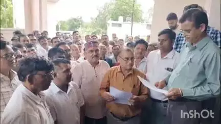 धार: पंचायत सचिवों ने मुख्यमंत्री के नाम एडीएम अश्विनी कुमार रावत को ज्ञापन सौंपा