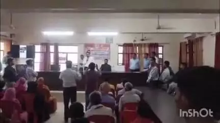 दातागंज: दातागंज तहसील परिसर में कृषक दुर्घटना एवं पारिवारिक आर्थिक लाभ के चेक का वितरण किया गया