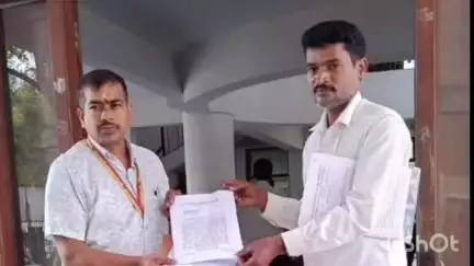 ಶಿವಮೊಗ್ಗ: ಶರಾವತಿ ನದಿ ಮರಳುಕೋರದಿಂದ ಕಾಪಾಡಿ: ನಗರದಲ್ಲಿ ಗಿರೀಶ್ ಆಚಾರ್ ಏಕಾಂಗಿ ಪ್ರತಿಭಟನೆ