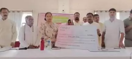 कोरांव: तहसील सभागार में विधायक राजमणि कोल ने मुख्यमंत्री कृषक दुर्घटना सहायता योजना के अंतर्गत 26 लाभार्थियों को चेक बांटे