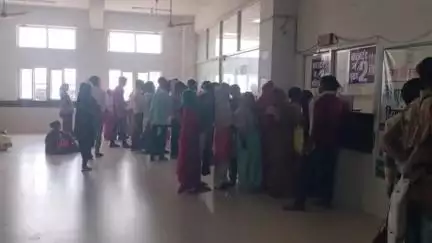 दतिया नगर: जिले में गर्मी से जिला अस्पताल में मरीजों की संख्या बढ़ी, पंजीकरण और दवा के लिए लगी लंबी लाइनें