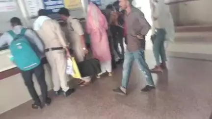 दतिया नगर: रेलवे ट्रैक पर मिली अज्ञात महिला की इलाज के दौरान अस्पताल में मौत, पुलिस ने मामला दर्ज कर जांच शुरू की