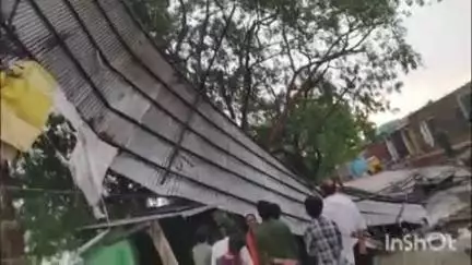 बारां: खेराली गांव में तूफान के चलते लोगों के टीनशेड उड़े, लाखों रुपए का हुआ नुकसान