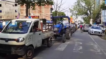 गोपालगंज: अरार मोड़ से लेकर अम्बेडकर चौक तक लगा भीषण जाम।जाम में फंसे राहगीर हुए परेशान।#jansmsya