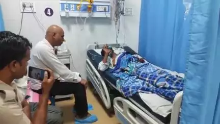 झालरापाटन: डग कस्बे में चाकूबाजी में घायल युवक का जिला अस्पताल में उपचार जारी