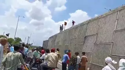 बागली: खातेगांव रोड पर NH-47 स्थित पुल से एक बाइक अनियंत्रित होकर नीचे गिरी