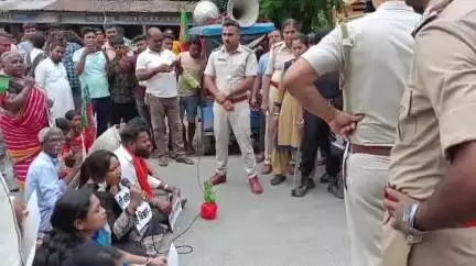 হেমতাবাদ: মহেশতলার ঘটনার প্রতিবাদে হেমতাবাদে BJP-র কার্যালয়ের সামনে পথ অবরোধ করে বিক্ষোভ মহিলা মোর্চার