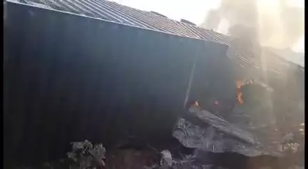 लखनादौन: सिरमंगनी के पास तेज रफ्तार कंटेनर ट्रक पलटा, पलटने के बाद लगी आग