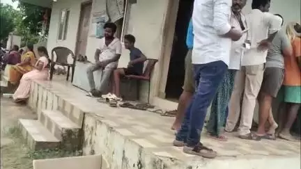 రాజానగరం: గోకవరం కరెంట్ ఆఫీస్ కు బారులు తీరిన జనం