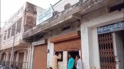 शिवपुरी नगर: DAP खाद न मिलने से किसानों का फूटा गुस्सा, पुरानी गल्ला मंडी स्थित एमपी एग्रो खाद केंद्र पर किया हंगामा
