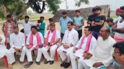 कसिया: कनौरा में मृतक परिवार से मिला सपा का प्रतिनिधिमंडल, जमीनी विवाद में शनिवार को हुई थी हत्या