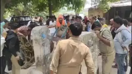 मिर्ज़ापुर: विंध्याचल थाना क्षेत्र के ओझला पुल के हनुमान मंदिर के पास कुएं में गिरा युवक, फायर ब्रिगेड की टीम ने सकुशल निकाला बाहर