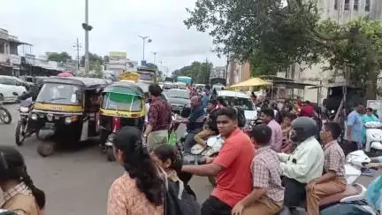 नाशिक: जेलरोड रस्त्यावरील अवजड वाहनाच्या रहदारीने नागरिक त्रस्त; आंदोलन करण्याचा इशारा #Jansamasya