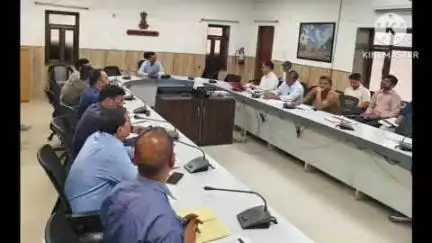 जालौर: कलेक्ट्रेट सभागार में समीक्षा बैठक हुई आयोजित, कलेक्टर ने अधिकारियों को मानसून के दौरान अलर्ट रहने के दिए निर्देश