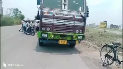 सतना: कोठी रोड पर ट्रक और बस की टक्कर, एक दर्जन यात्री घायल, पुलिस जांच में जुटी