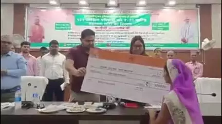 गोंडा: जिलापंचायत सभागार में कृषक दुर्घटना बीमा योजना के लाभार्थियों को DM नेहा शर्मा और BJP MLA ने दिया ₹5 लाख का चेक