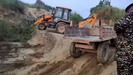 इचाक: इचाक में खनन विभाग की कार्रवाई, 2 जेसीबी और 9 ट्रैक्टर-ट्रॉली जब्त