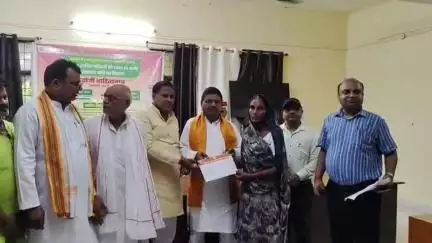 घोसी: घोसी तहसील में मुख्यमंत्री कृषक दुर्घटना योजना के तहत 14 लाभार्थियों को वितरित की गई सहायता राशि