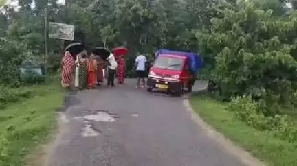 আলিপুরদুয়ার ২: উত্তর মজিদখানা এলাকায় বিদ্যুতের গাড়ি আটক কেবল তার লাগানোর দাবি বাসিন্দাদের
