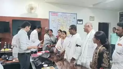 डुमरा: सीतामढ़ी: राजद नेताओं ने डीएम से मिलकर सौंपा मांग पत्र