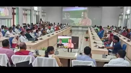मंझनपुर: मंझनपुर कलेक्ट्रेट में 130 किसानों को मिली राहत, मुख्यमंत्री योजना के तहत 5-5 लाख रुपये की सहायता राशि वितरित