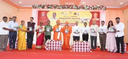 ಅಥಣಿ: ಪಟ್ಟಣದಲ್ಲಿ ಅಭಿನಂದನಾ ಗ್ರಂಥ ಬಿಡುಗಡೆಗೊಳಿಸಿದ ಹಿರಿಯ ಸಾಹಿತಿ ಡಾ.ವೀರಣ್ಣ ರಾಜೂರ