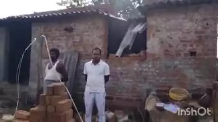 बालूमाथ: टमटम टोला में जंगली हाथी ने तीन घर तोड़े, अनाज खाया, मुआवजे की मांग