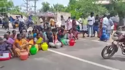 குடவாசல்: வண்டாம் பாளையம் கிராமத்தில் குடிதண்ணீர் சரிவர வழங்காத ஊராட்சி நிர்வாகத்தை கண்டித்து பொதுமக்கள் சாலை மறியல்