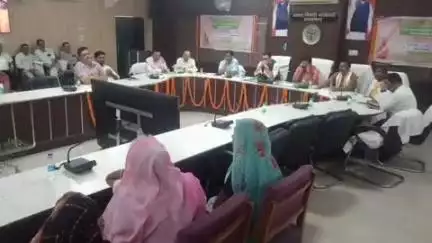बिसौली: कलेक्ट्रेट स्थित अटल बिहारी वाजपेई सभागार में सदर विधायक ने मु.कृ.दु. कल्याण योजना के आश्रित परिवारों को चेक वितरित किए