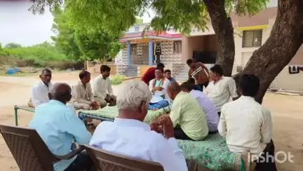 કાંકરેજ: ધારાસભ્ય અમૃત ઠાકોર કડી વિધાનસભાની પેટા ચૂંટણીમાં રાજપુર જિલ્લા પંચાયત સીટના આગેવાનો સાથે બેઠક યોજી