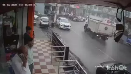 बल्ह: चैलचौक बाजार के बीचोंबीच पेट्रोल पंप के पास फ़िल्मी स्टाइल में डंपर और कार की आपसी टक्कर