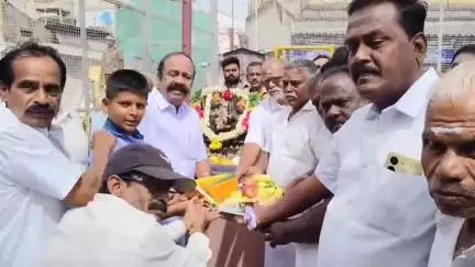 திருப்பத்தூர்: பேருந்து நிலையம் அருகில் ஜம்பு பிரகடன தினம் "மாணவர்களுக்கு நிதி உதவி அளித்த அமைச்சர் பெரிய கருப்பன்"