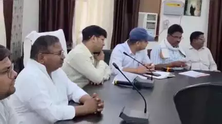 पूरनपुर: तहसील सभागार में मुख्यमंत्री कृषक दुर्घटना कल्याण योजना के अंतर्गत विधायक और एसडीएम ने डमी चेक वितरित किए