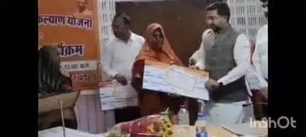 बलिया: उत्तर प्रदेश सरकार के राज्यमंत्री दानिश आजाद अंसारी एवं जिलाधिकारी मंगला प्रसाद सिंह ने कलेक्ट्रेट में चेक बांटे