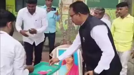 परभणी: सिंगणापूर येथील जिल्हा परिषद शाळेत जिल्हाधिकारी रघुनाथ गावडे स्वतः राहिले विद्यार्थ्यांच्या स्वागतासाठी उभे