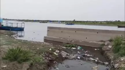 मथुरा: वृन्दावन: यमुना में समा रहे नाले और गंदगी को देख श्रद्धालुओं की भावना हुई आहत, अधिकारी लापरवाह