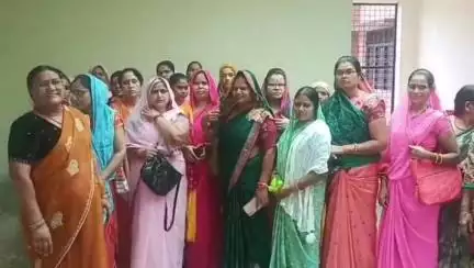 राठ: तकनीकी समस्याओं से परेशान सैकड़ों आंगनवाड़ी कार्यकत्रियों ने राठ तहसील परिसर में एसडीएम को सौंपा ज्ञापन