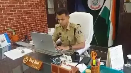 बलरामपुर: राजपुर थाने से एक साथ 6 पुलिस कर्मियों के निलंबन के मामले में स्थानीय लोगों ने बलरामपुर एसपी से की मुलाकात