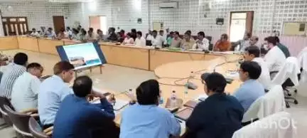 बलिया: जिलाधिकारी मंगला प्रसाद सिंह ने कलेक्ट्रेट सभागार में सीएम डैशबोर्ड एवं निर्माणाधीन परियोजनाओं की प्रगति की समीक्षा की