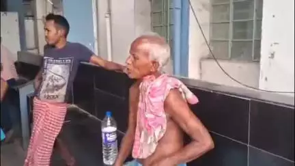 চাকদা: মদ ভেবে ডেটল খেয়ে অসুস্থ এনায়েতপুর এলাকার বাসিন্দা এক ব্যক্তি,চিকিৎসার জন্য আনা হলো চাকদা হাসপাতালে