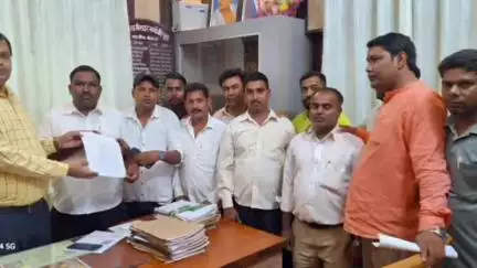 नौतनवा: नौतनवा तहसील में सोनौली नगर पंचायत के सभासदों ने तहसीलदार को सौंपा ज्ञापन
